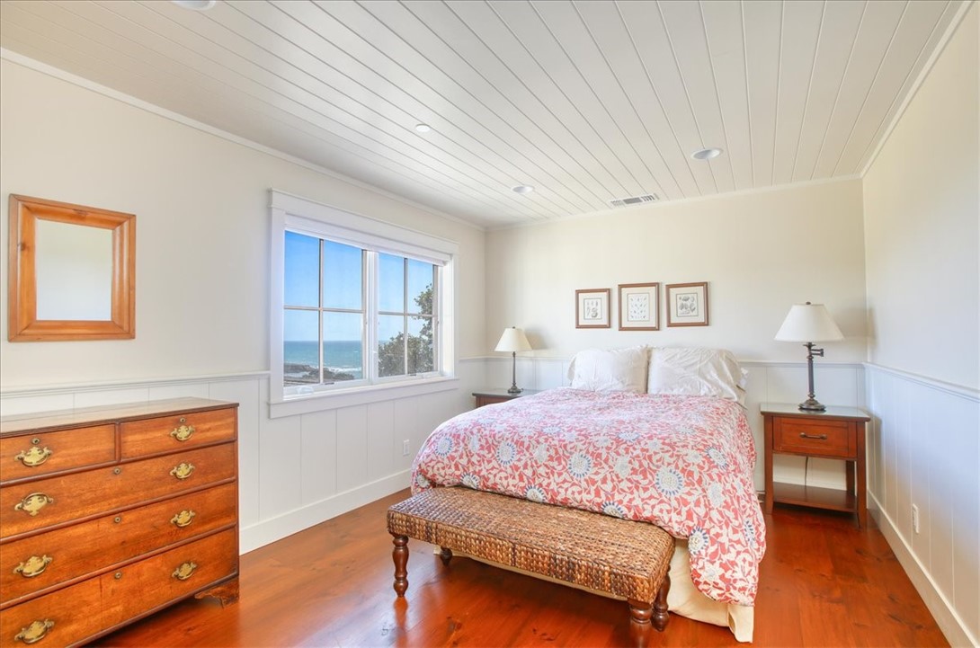 404 Huntington Road Cambria, CA 93428 - Photo 55 of 72 a bedroom with a bed and a window