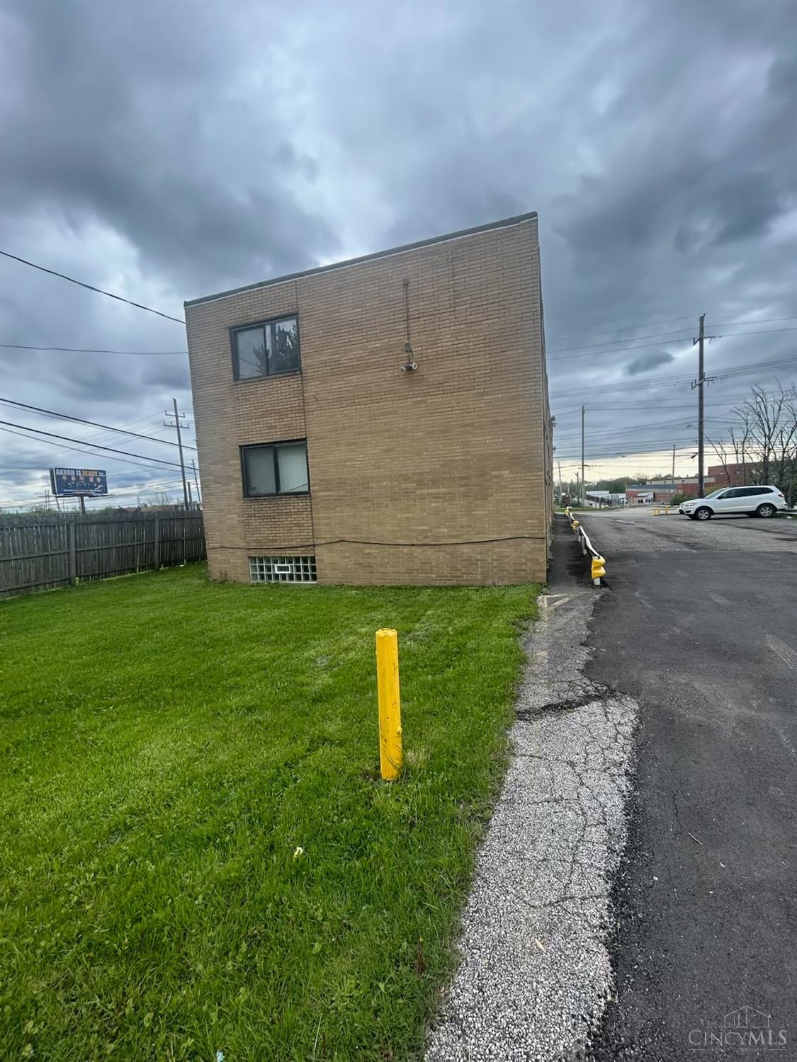 4467 Lee Road Cleveland, OH 44128 - Photo 4 of 15