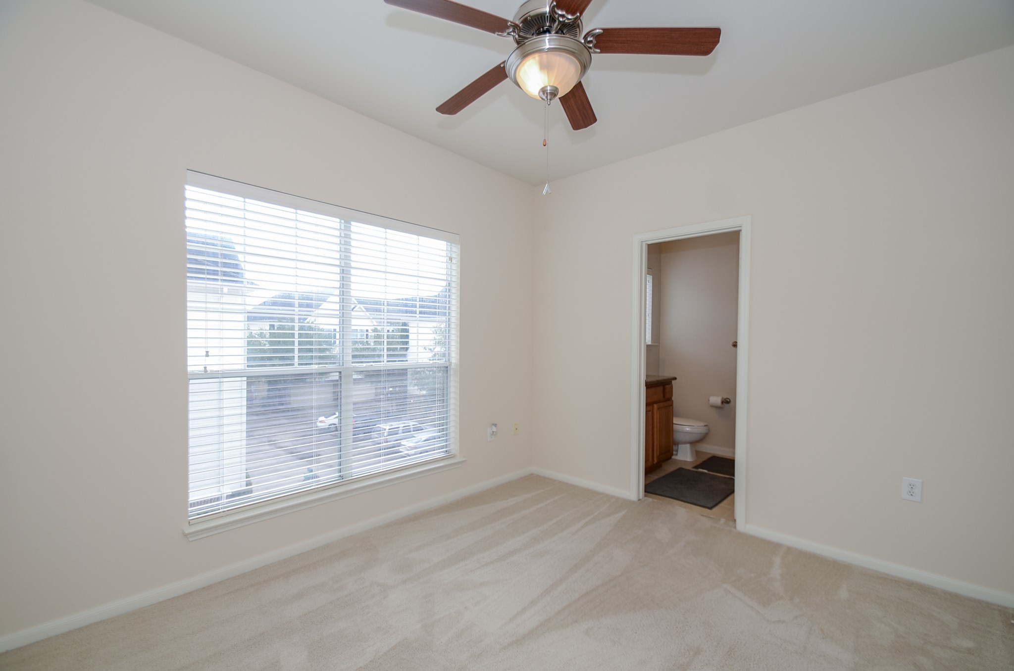9200 Westheimer Road, Unit 802 Houston, TX 77063 - Photo 6 of 32 Enjoy plush, cozy carpeting in every room.