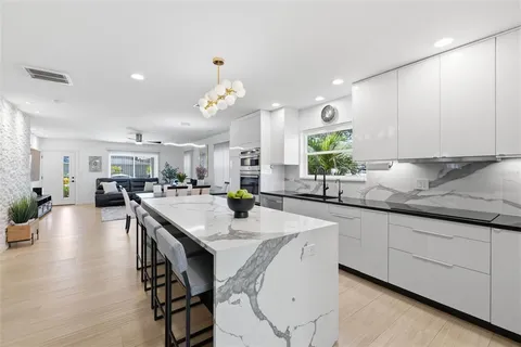 $1,995,000 | 639 43rd Avenue North, St. Petersburg, FL 33703