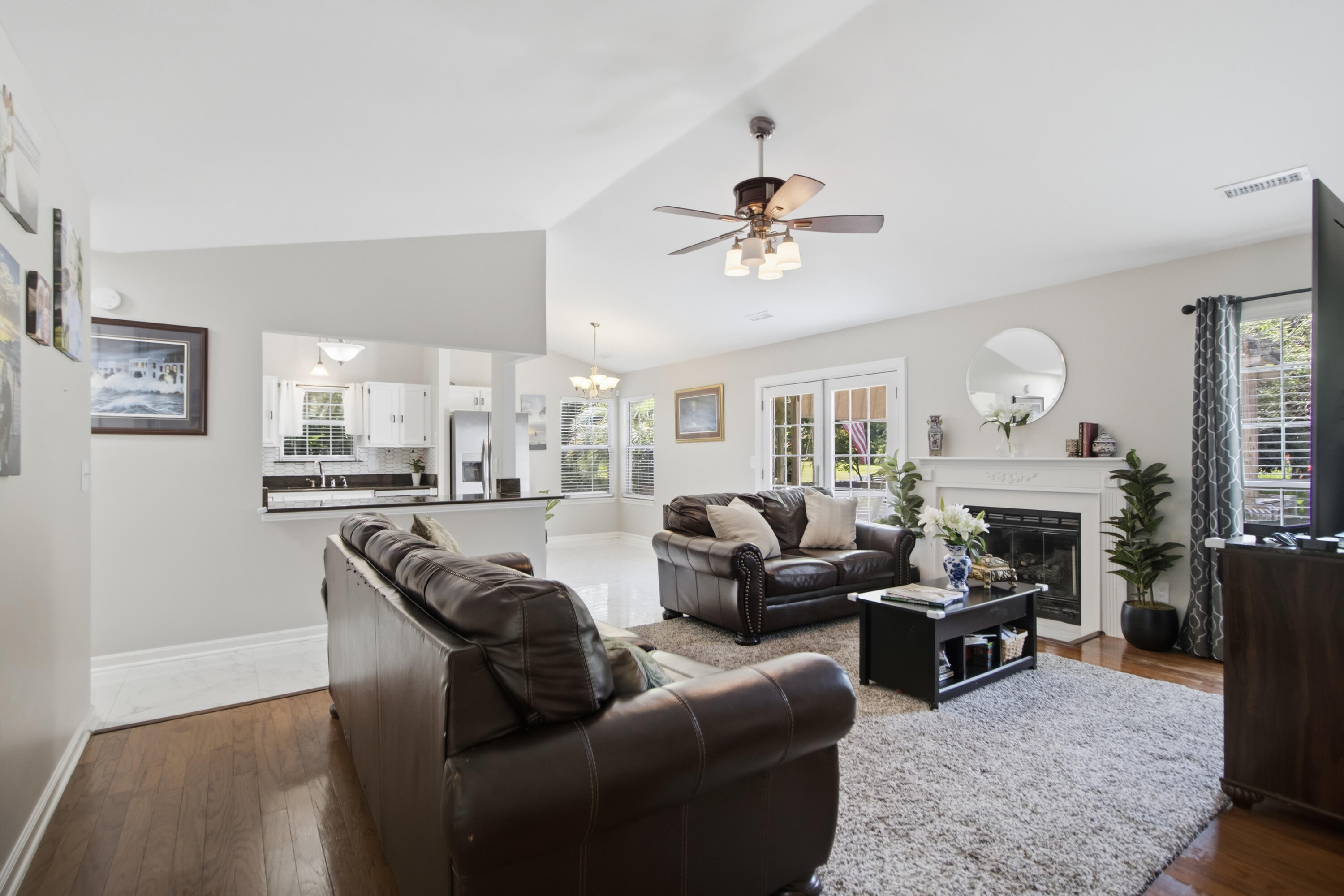 300 Spring Hill Lane Mount Pleasant, SC 29464 - Photo 4 of 21 Living Room