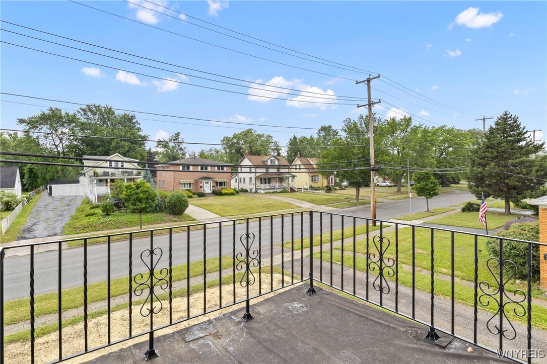 540 Longmeadow Road Amherst, NY 14226 - Photo 3 of 36