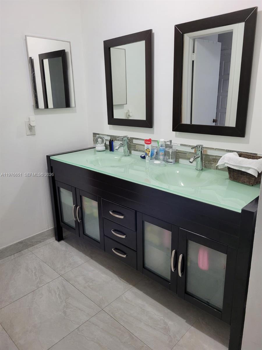 10932 Southwest 25th Street Miami, FL 33165 - Photo 13 of 20