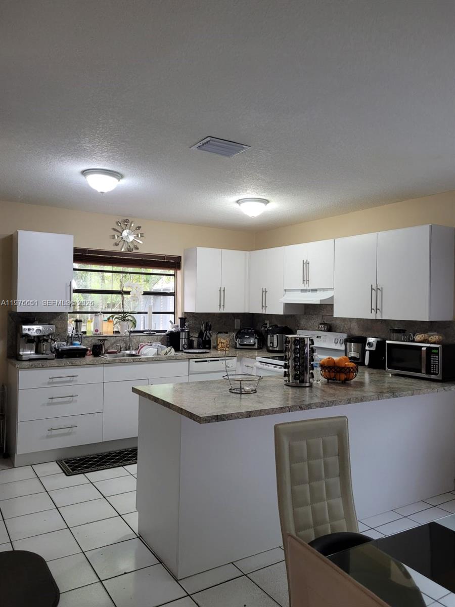 10932 Southwest 25th Street Miami, FL 33165 - Photo 6 of 20