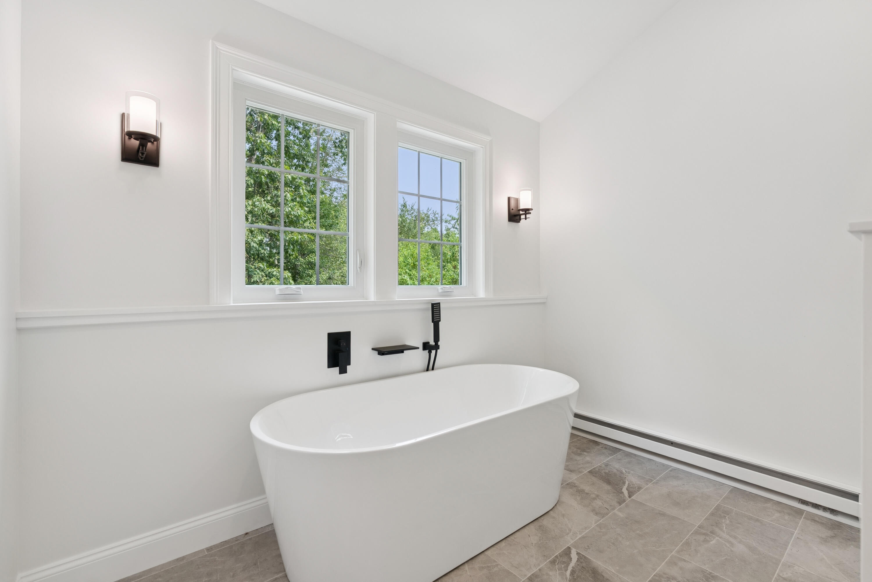 28 Riverlocks Road Kennebunk, ME 04043 - Photo 47 of 86 Primary Bathtub