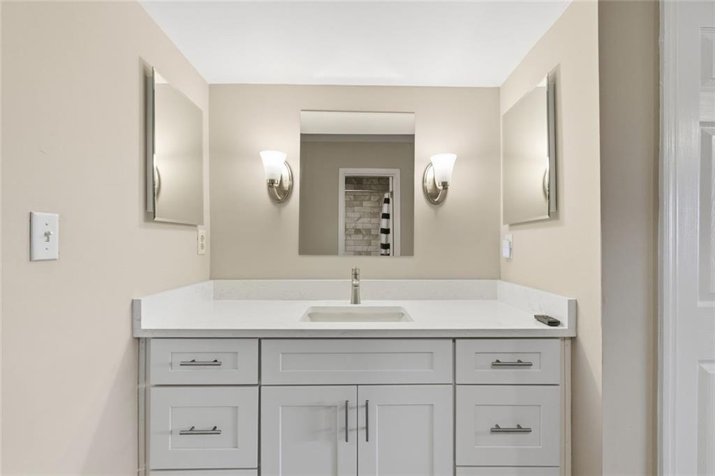 210 Appleby Drive, Unit 119 Athens, GA 30605 - Photo 27 of 35 a bathroom with a sink and a mirror
