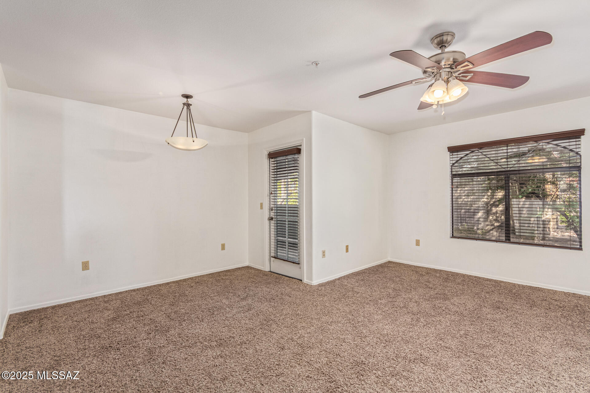 5751 North Kolb Road, Unit 42202 Tucson, AZ 85750 - Photo 6 of 22 Dining area
