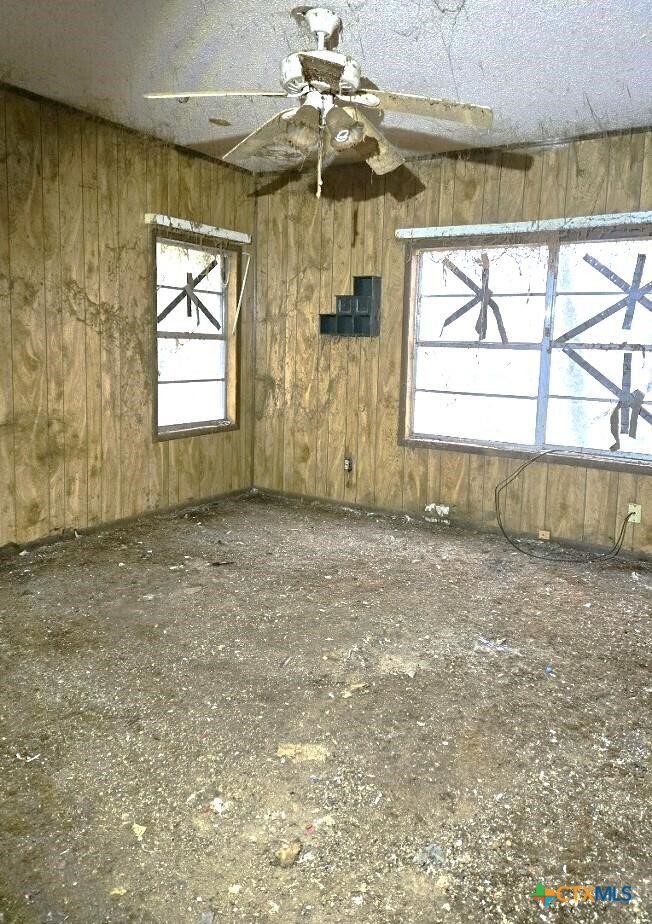 1807 North Wheeler Street Victoria, TX 77901 - Photo 2 of 4 en empty room with a window