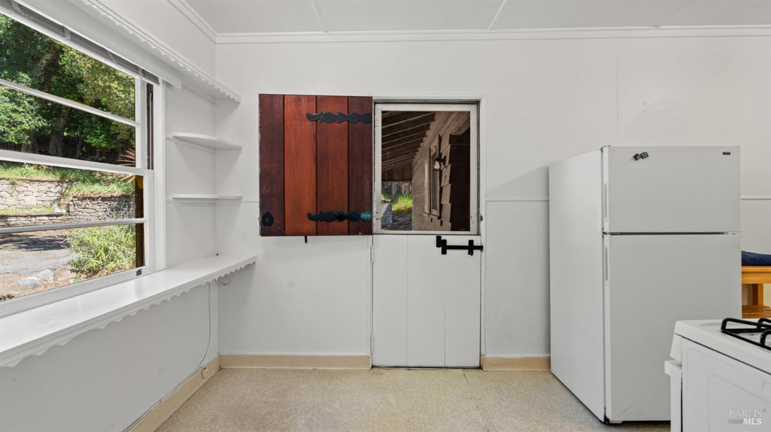 22 Oak Road Fairfax, CA 94930 - Photo 17 of 47 Kitchen breakfast area with Dutch door leads to covered front entry and courtyard.