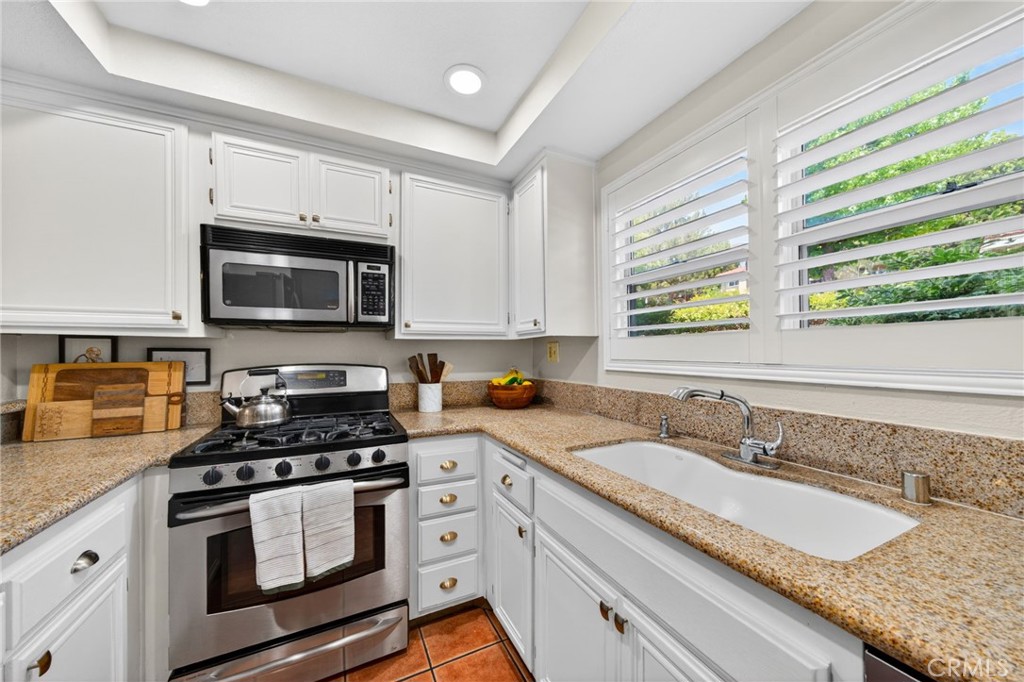 2731 Erringer Road, Unit 71 Simi Valley, CA 93065 - Photo 3 of 33