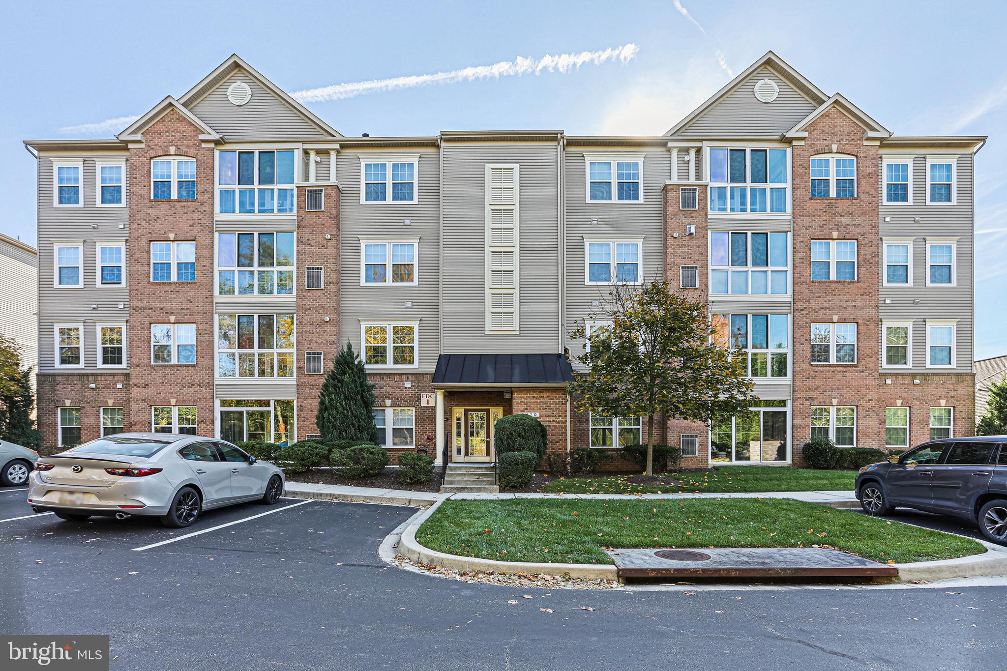 2 bedroom, 2 full bathroom top floor condo unit!