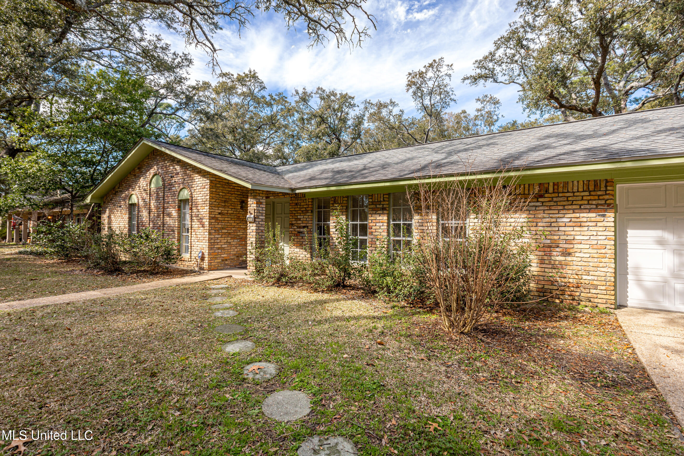 2568 Old Bay Road Biloxi, MS 39531 - Photo 3 of 44 IMG_0536