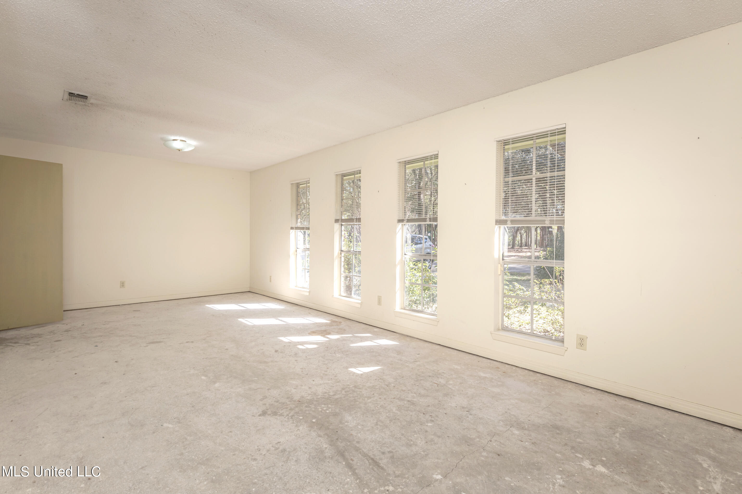 2568 Old Bay Road Biloxi, MS 39531 - Photo 6 of 44 IMG_0475