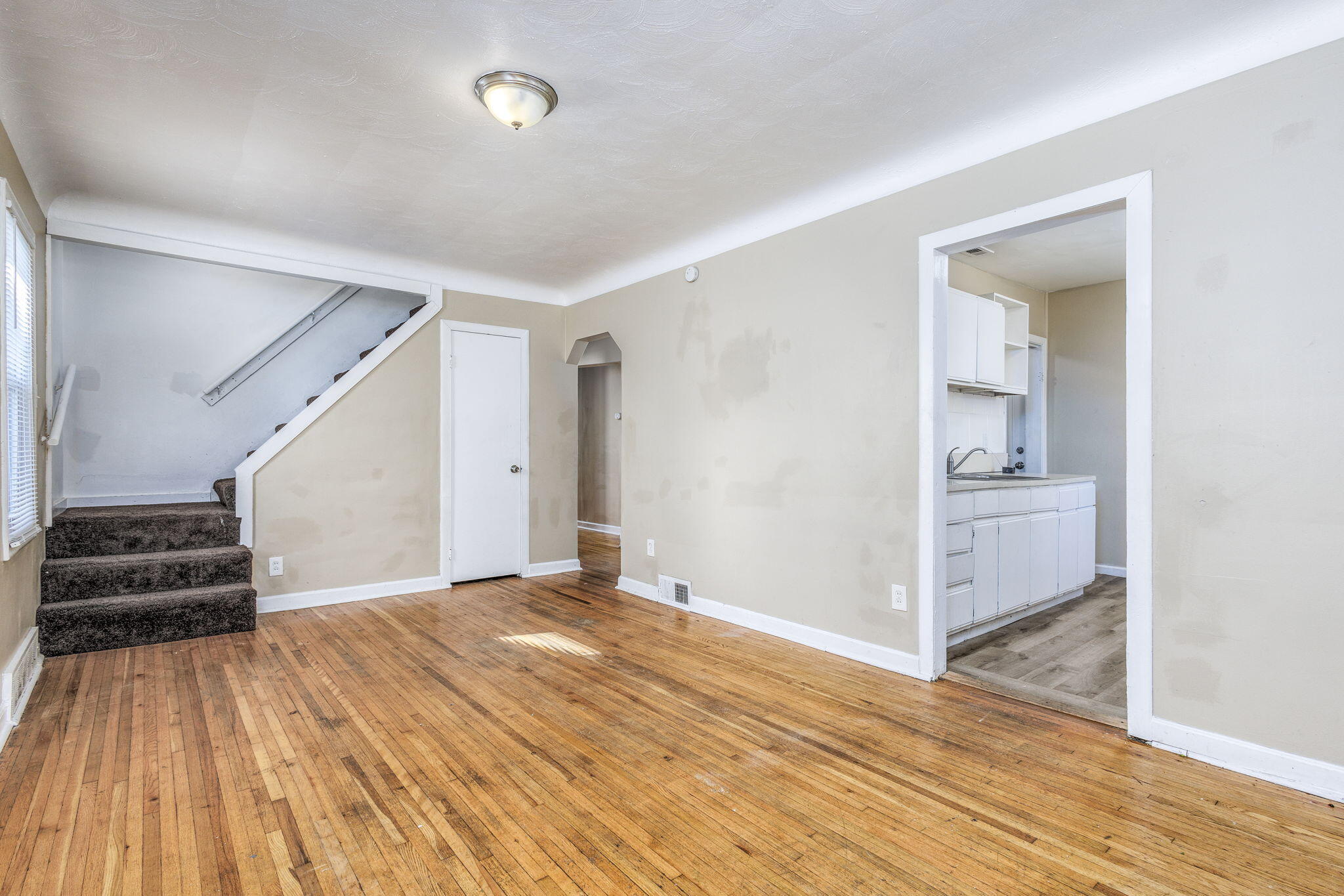 17656 Toepfer Drive Eastpointe, MI 48021 - Photo 11 of 24 7. Living Room v2