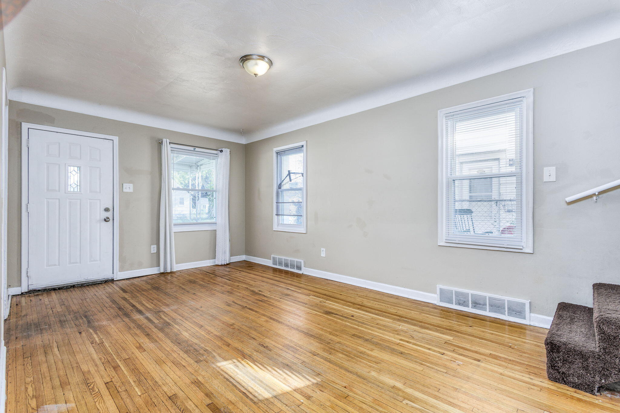 17656 Toepfer Drive Eastpointe, MI 48021 - Photo 10 of 24 6. Living Room v1