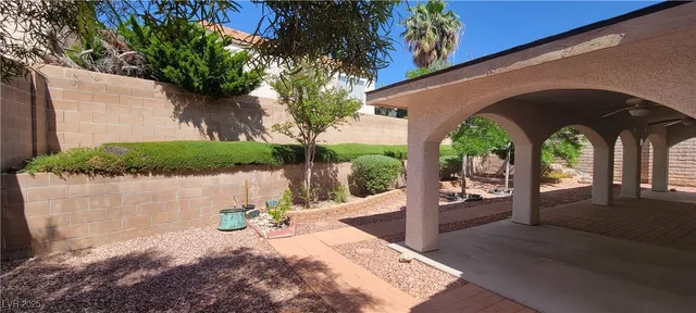 $2,398 | 2701 Beachside Court, Las Vegas, NV 89117