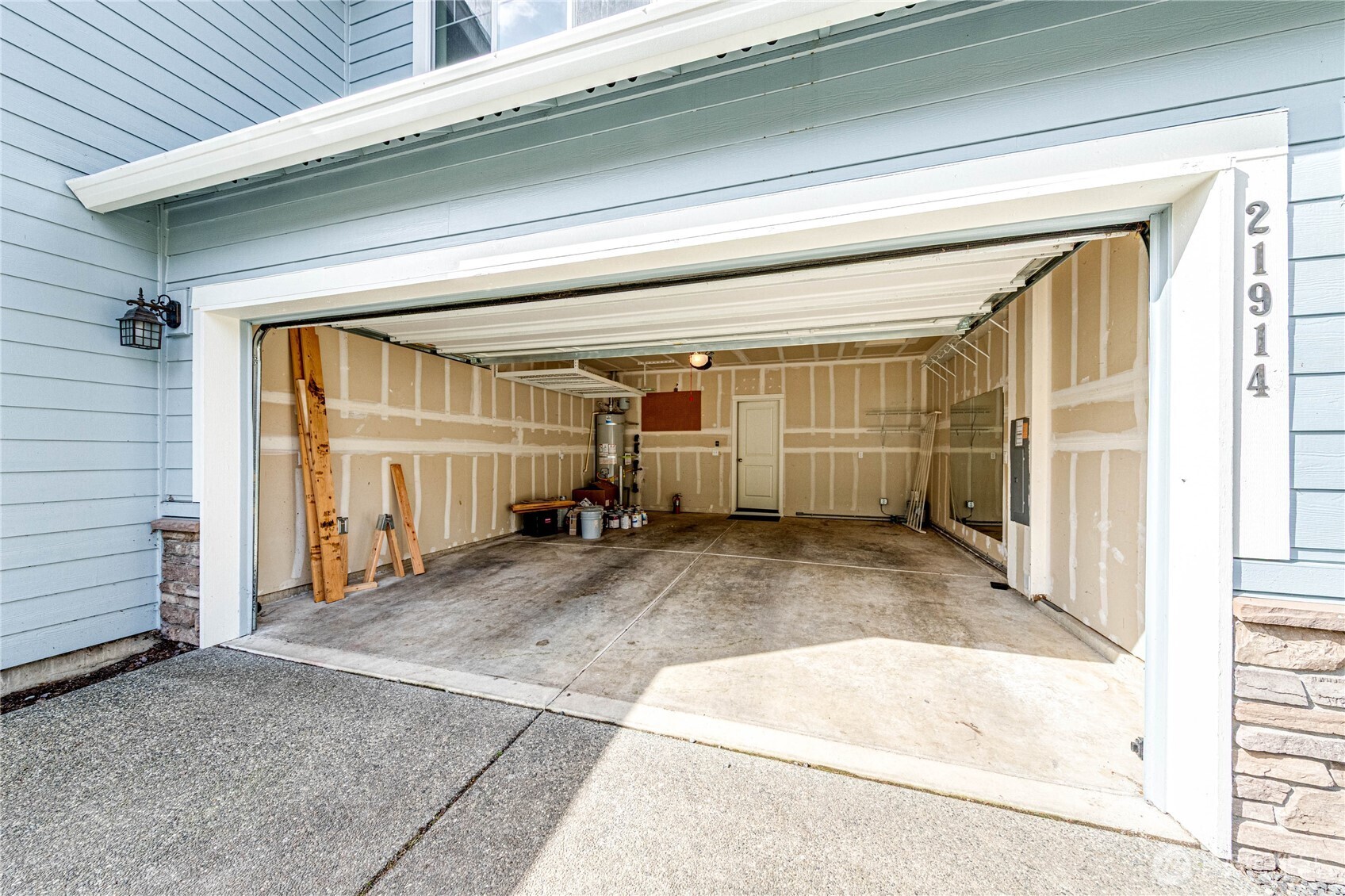 21914 78th Place West Edmonds, WA 98026 - Photo 35 of 39 a view of a car garage