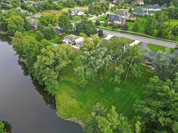 $2,100,000 | 15W670 83rd Street, Burr Ridge, IL 60527