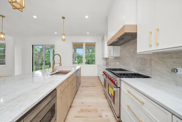 $2,100,000 | 15W670 83rd Street, Burr Ridge, IL 60527