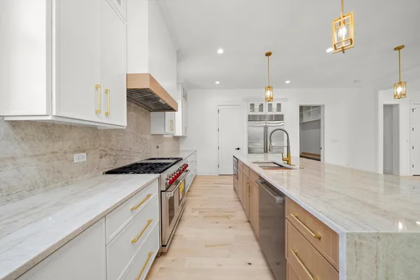 $2,100,000 | 15W670 83rd Street, Burr Ridge, IL 60527