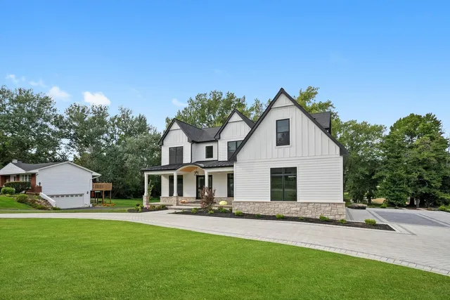 $2,200,000 | 15W670 83rd Street, Burr Ridge, IL 60527