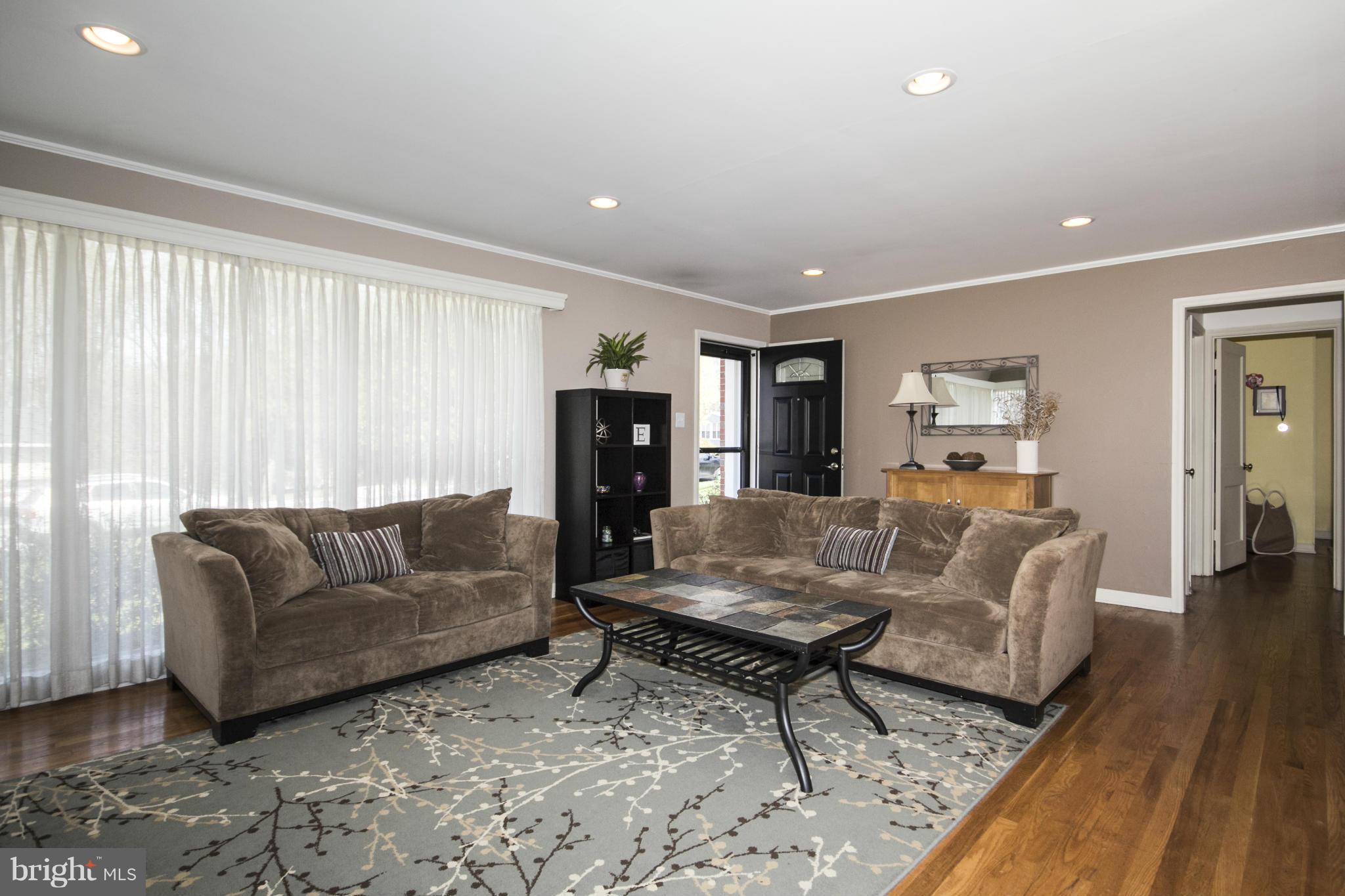 8806 Wolverton Road Baltimore, MD 21234 - Photo 7 of 25 Living Room