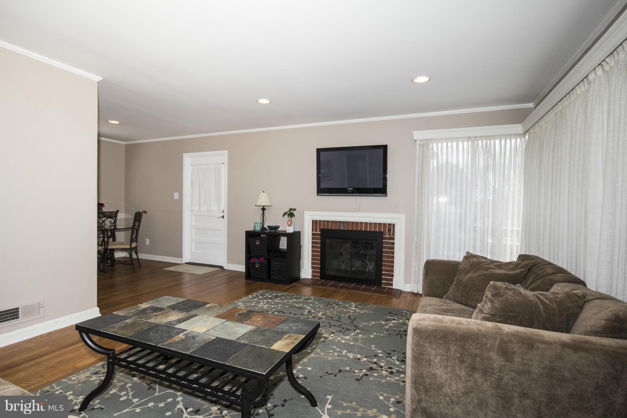 8806 Wolverton Road Baltimore, MD 21234 - Photo 8 of 25 Living Room