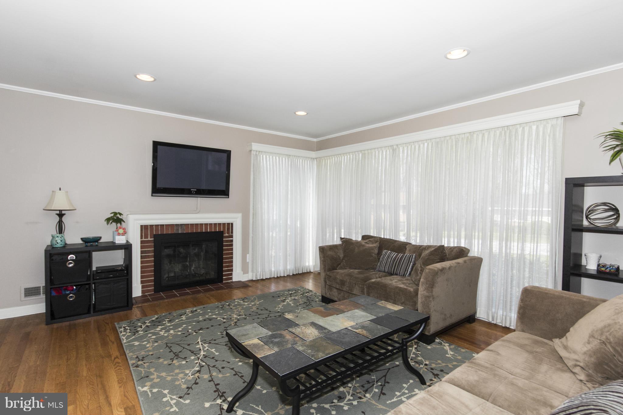 8806 Wolverton Road Baltimore, MD 21234 - Photo 9 of 25 Living Room