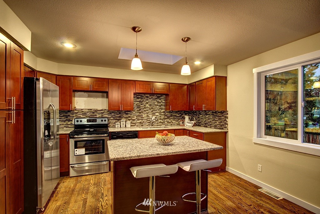 18924 107th Avenue Northeast Bothell, WA 98011 - Photo 4 of 18 Gallery Image 4