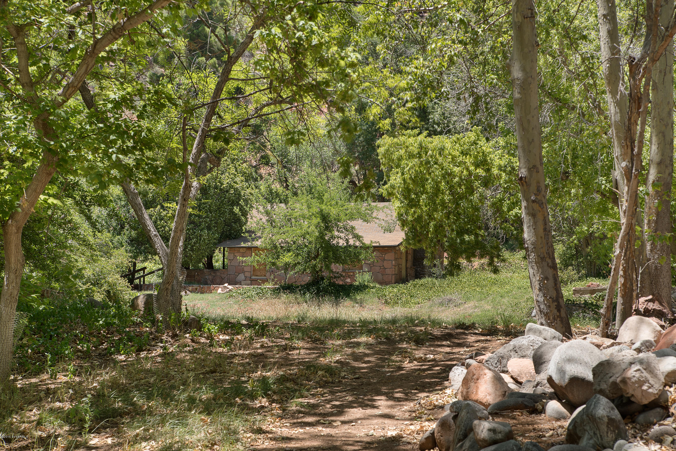 690-950 North State Rte 89A Sedona, AZ 86336 - Photo 12 of 31 a view of a yard with large trees