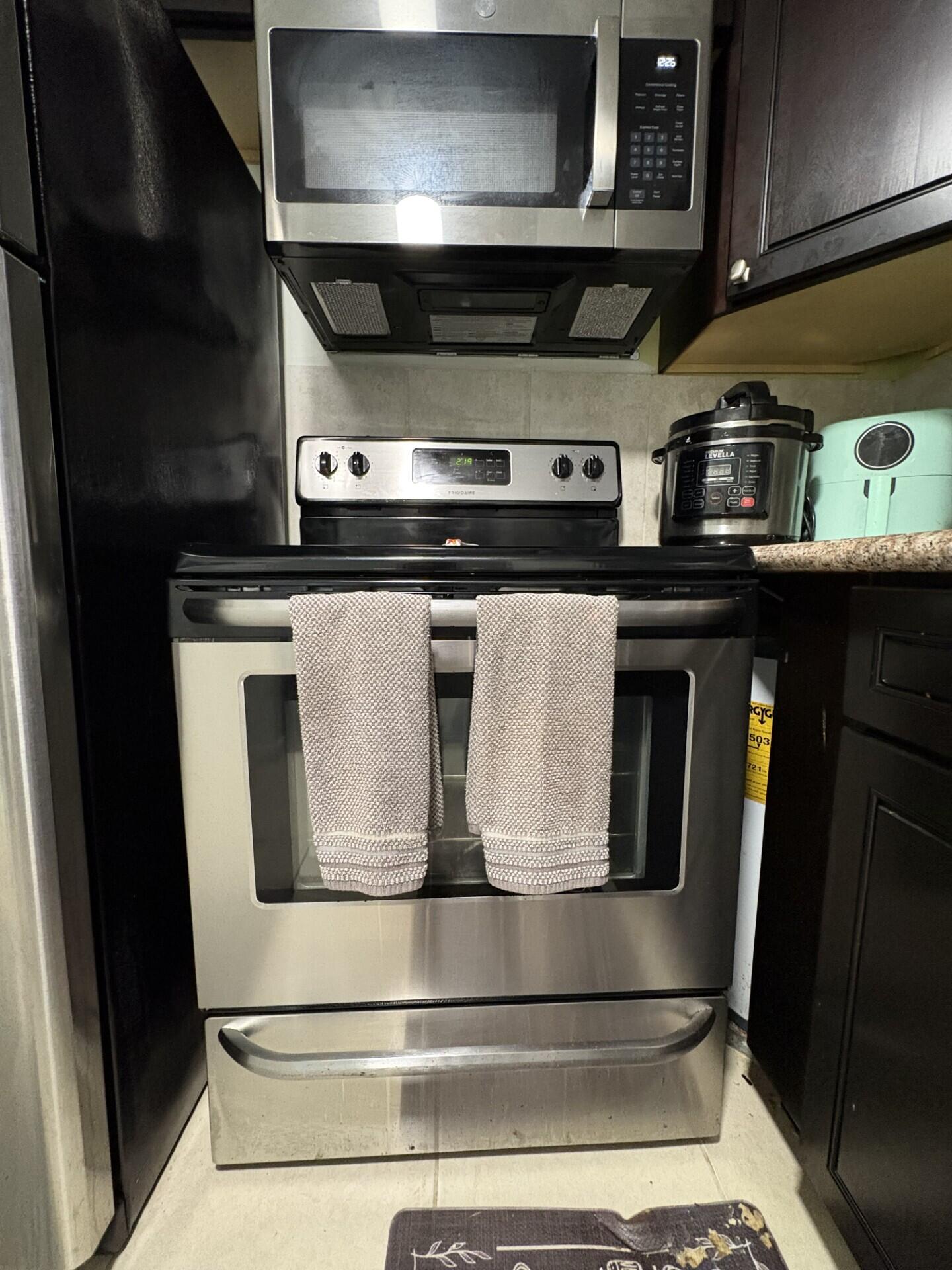 65 Preston F Boca Raton, FL 33434 - Photo 4 of 22 a close view of stove