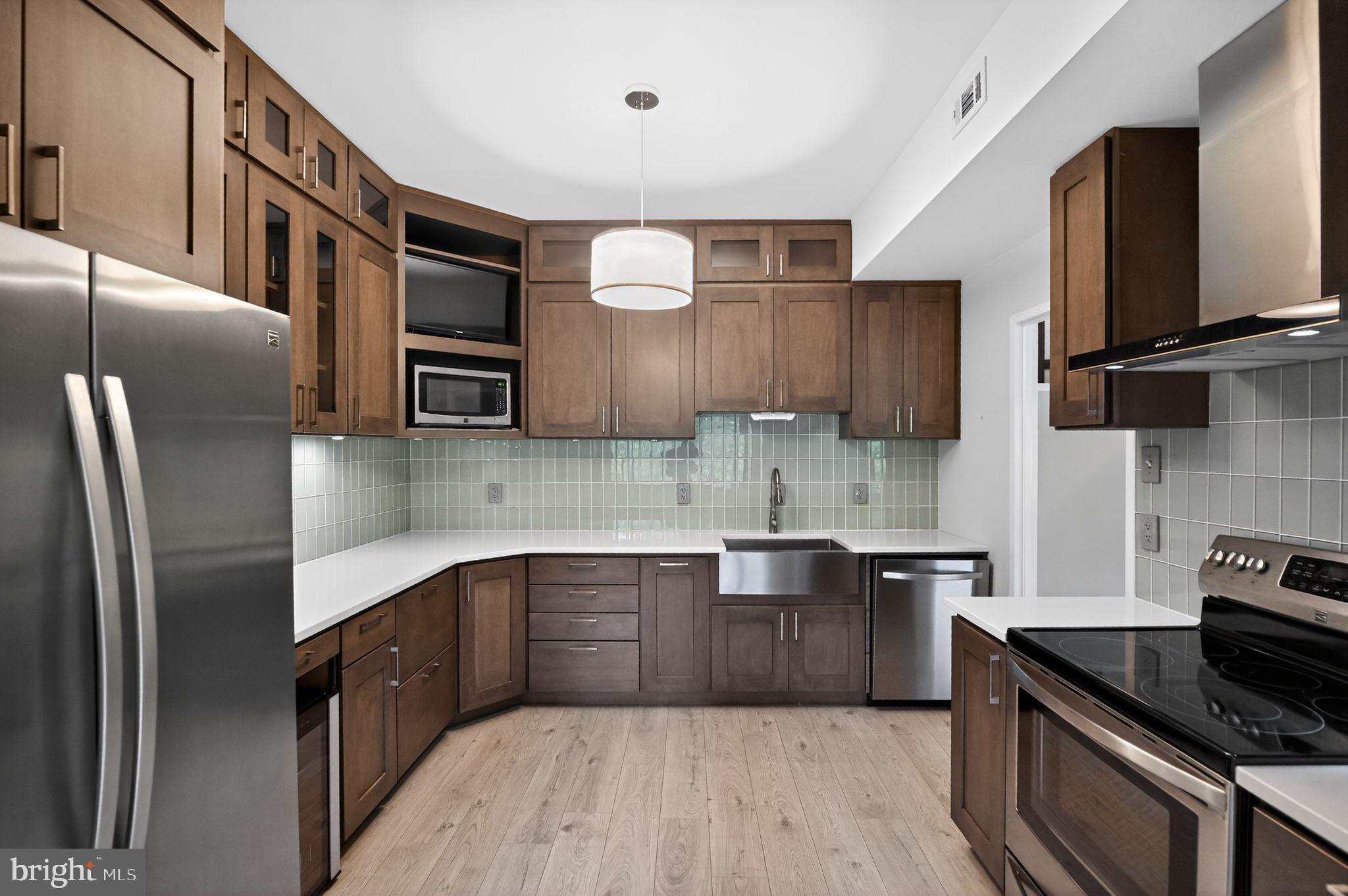 2114 Green Watch Way, Unit 10/201E Reston, VA 20191 - Photo 2 of 31 Designer glass tile back splash