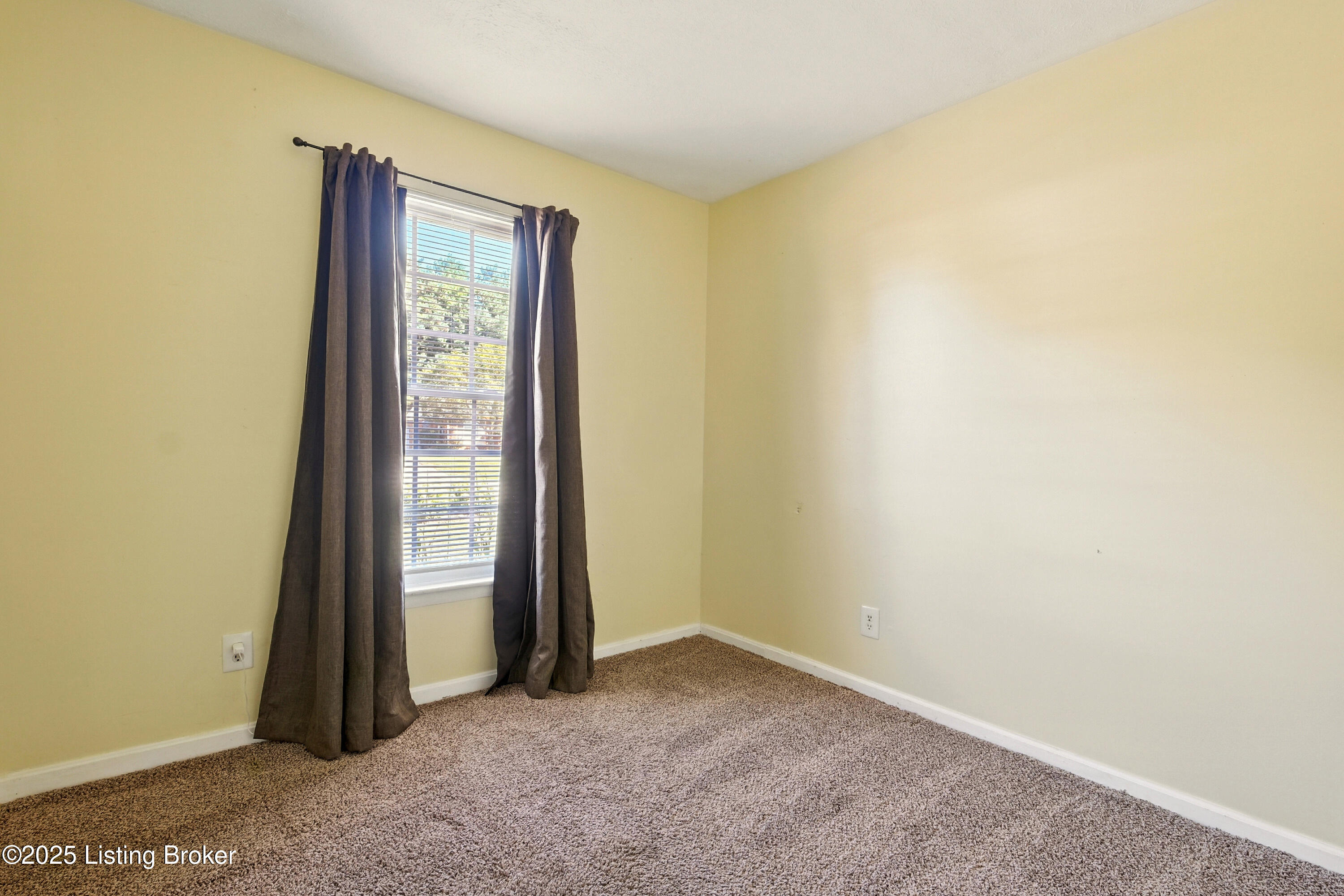 325 East Blue Jay Road Louisville, KY 40229 - Photo 25 of 35 Office/sleeping room