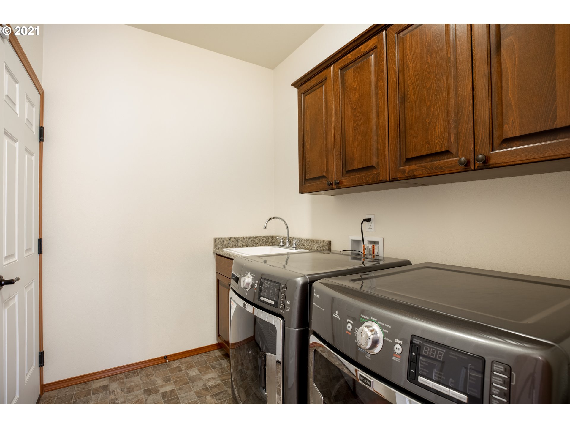 12962 Knaus Road Lake Oswego, OR 97034 - Photo 26 of 32 Laundry