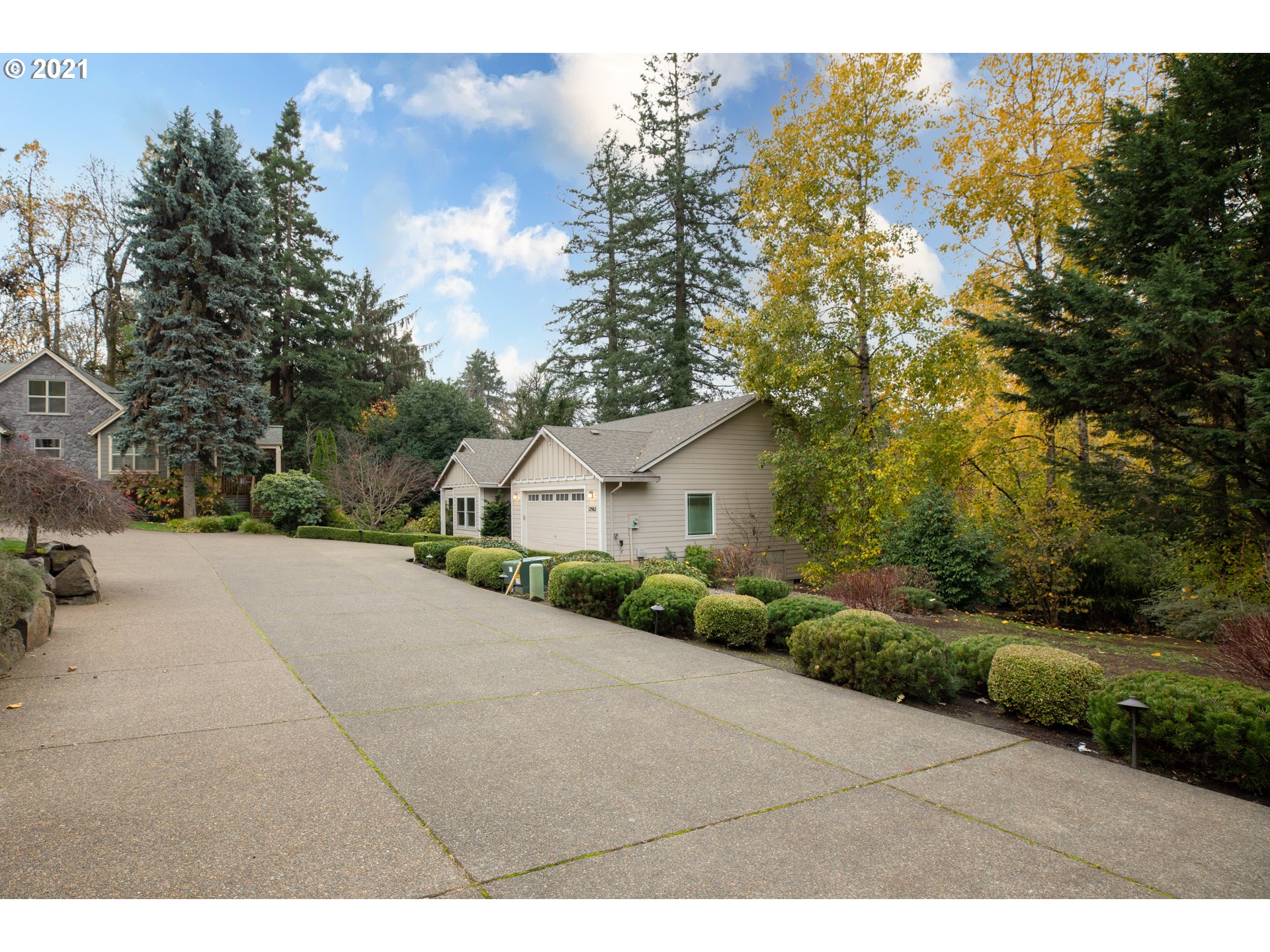 12962 Knaus Road Lake Oswego, OR 97034 - Photo 28 of 32 Driveway