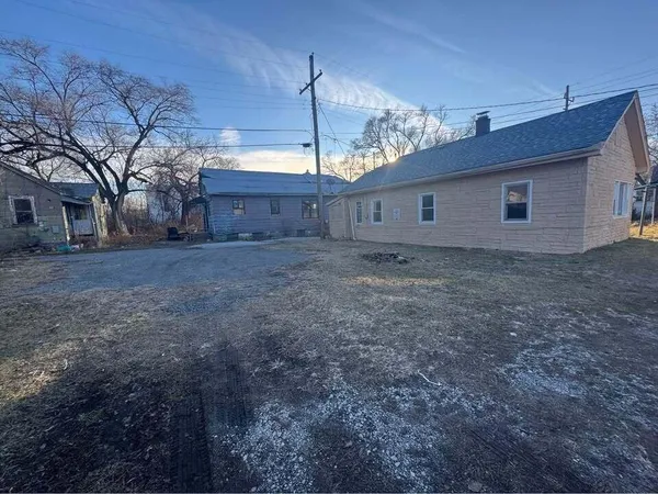a view of a yard of the house