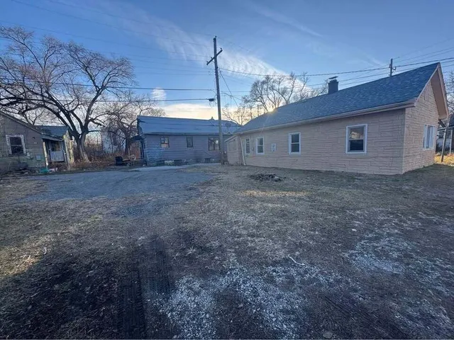 a view of a yard of the house