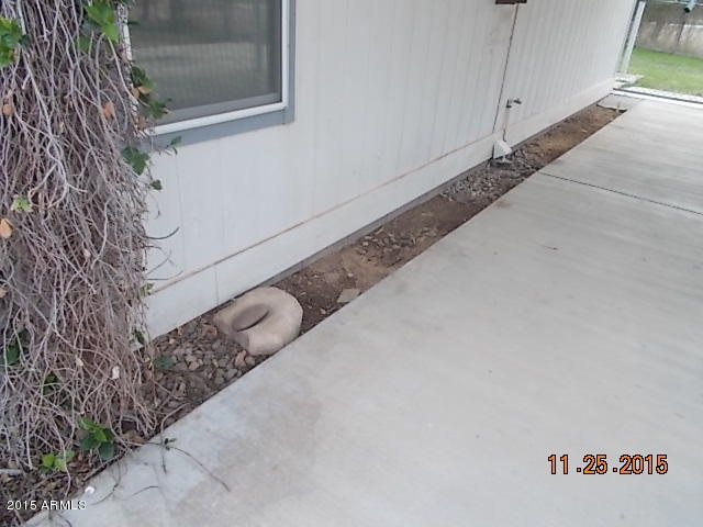 7125 West Nancy Road Peoria, AZ 85382 - Photo 10 of 39 a view of a dry back yard of a building