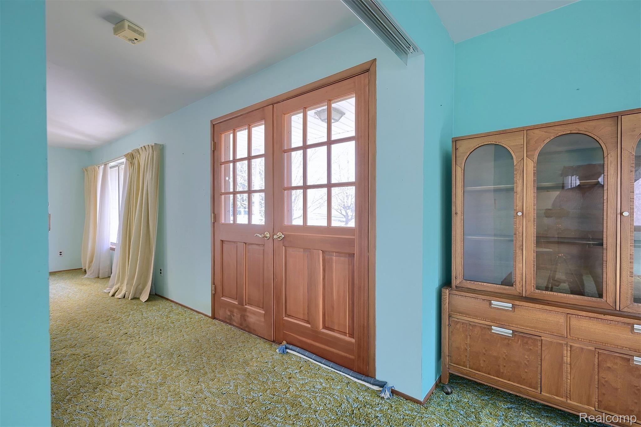54400 9 Mile Road South Lyon, MI 48178 - Photo 4 of 37 4-Foyer.jpg