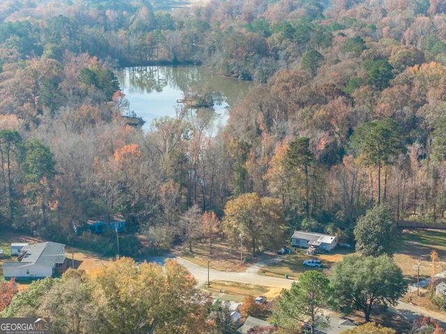 a view of back yard of the house