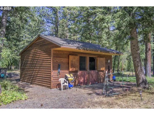 a view of entryway with a front door