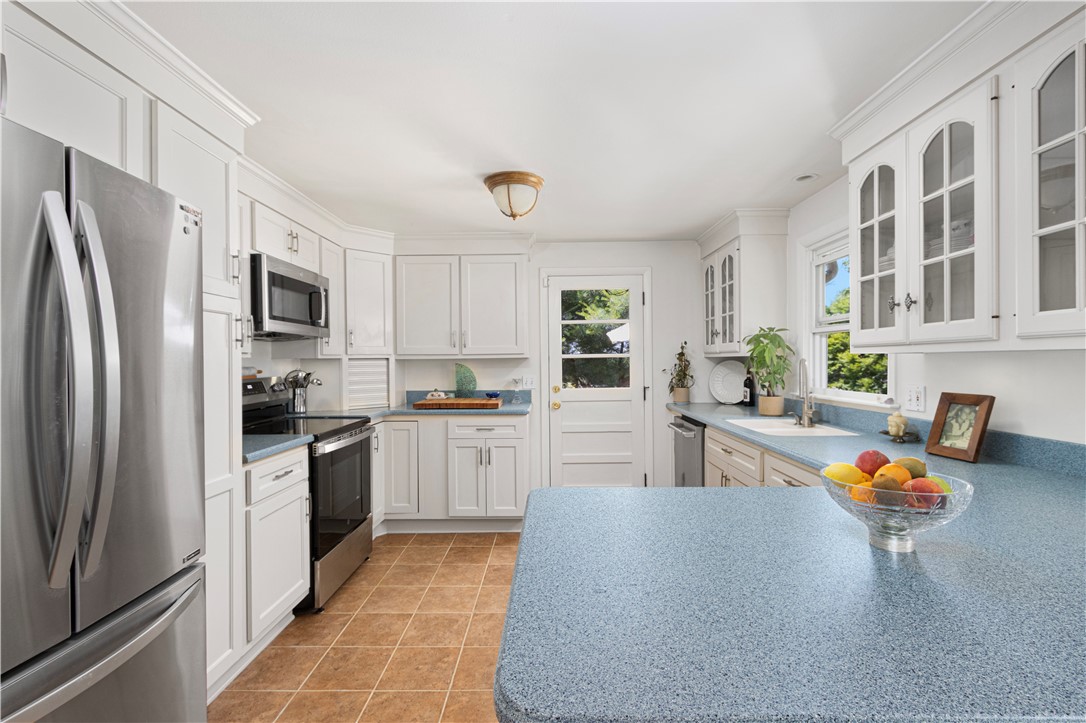 141 Redwood Road Portsmouth, RI 02871 - Photo 8 of 30