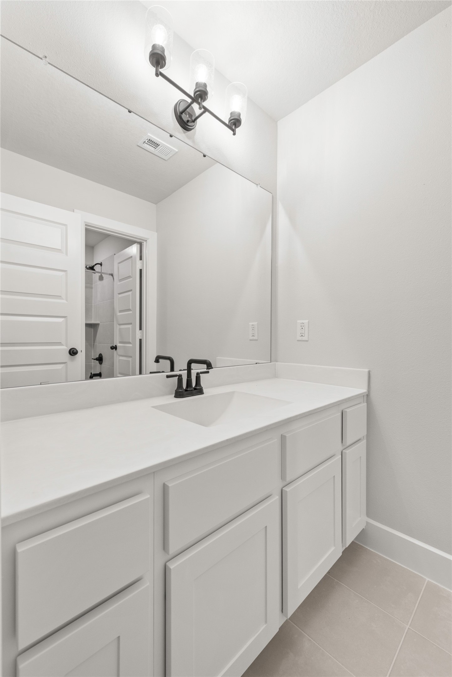 638 Walnut Br Drive Rosenberg, TX 77471 - Photo 18 of 27 a bathroom with a sink and a mirror