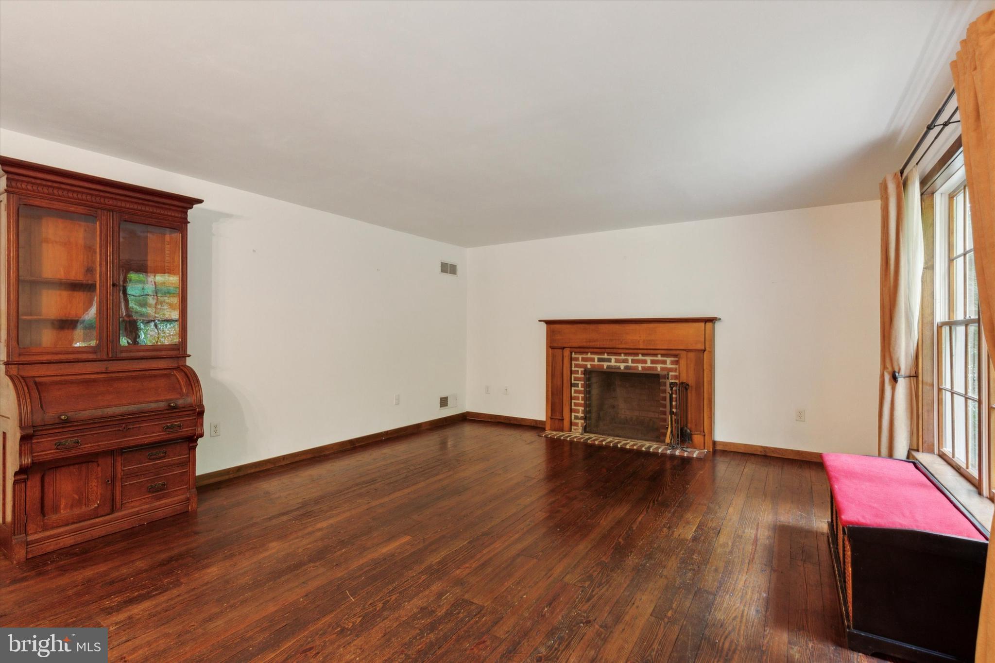 3041 Chestnut Hill Road Pottstown, PA 19465 - Photo 7 of 19 Living Room