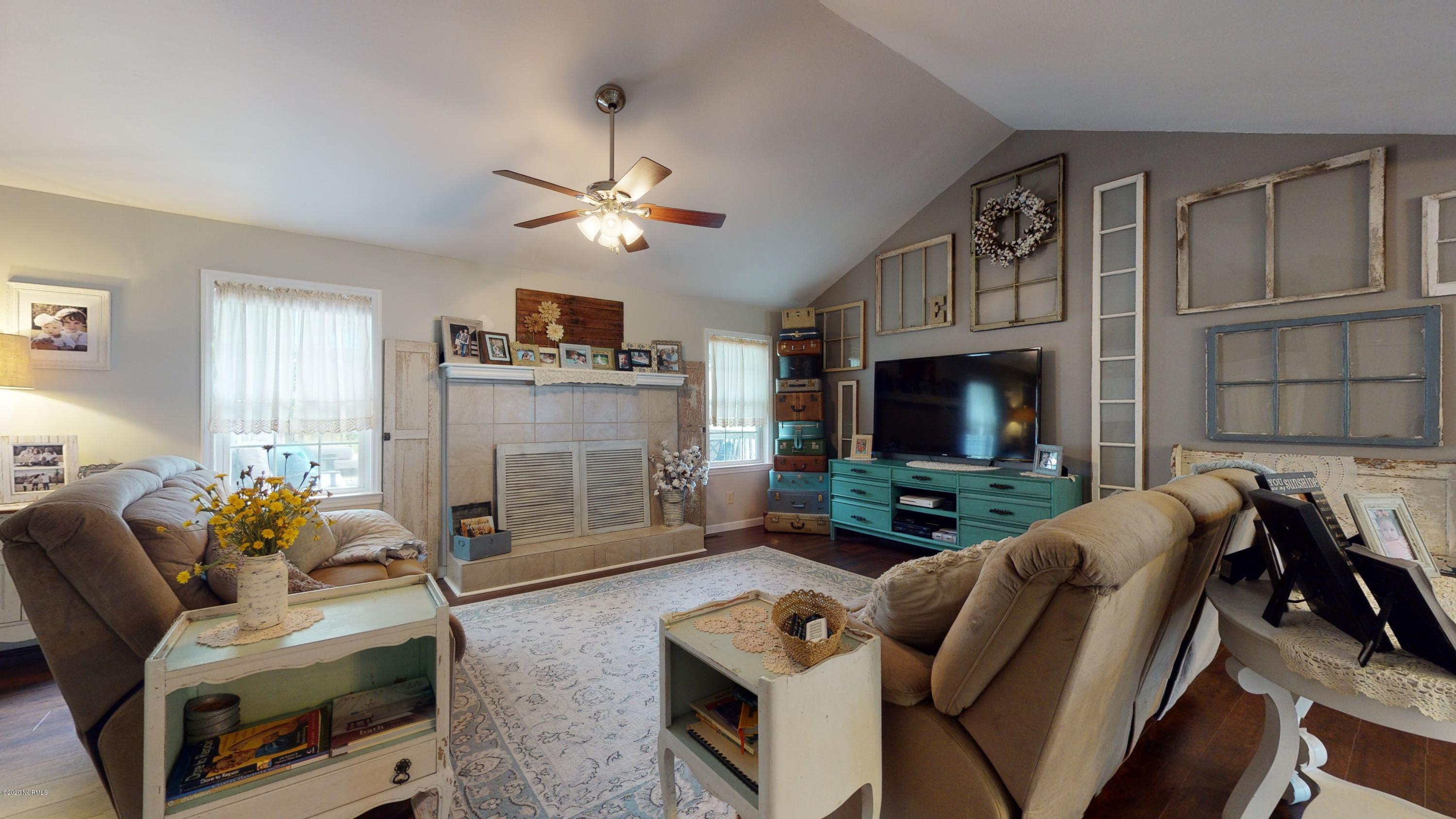 1263 Nine Foot Road Newport, NC 28570 - Photo 17 of 43 Living Room