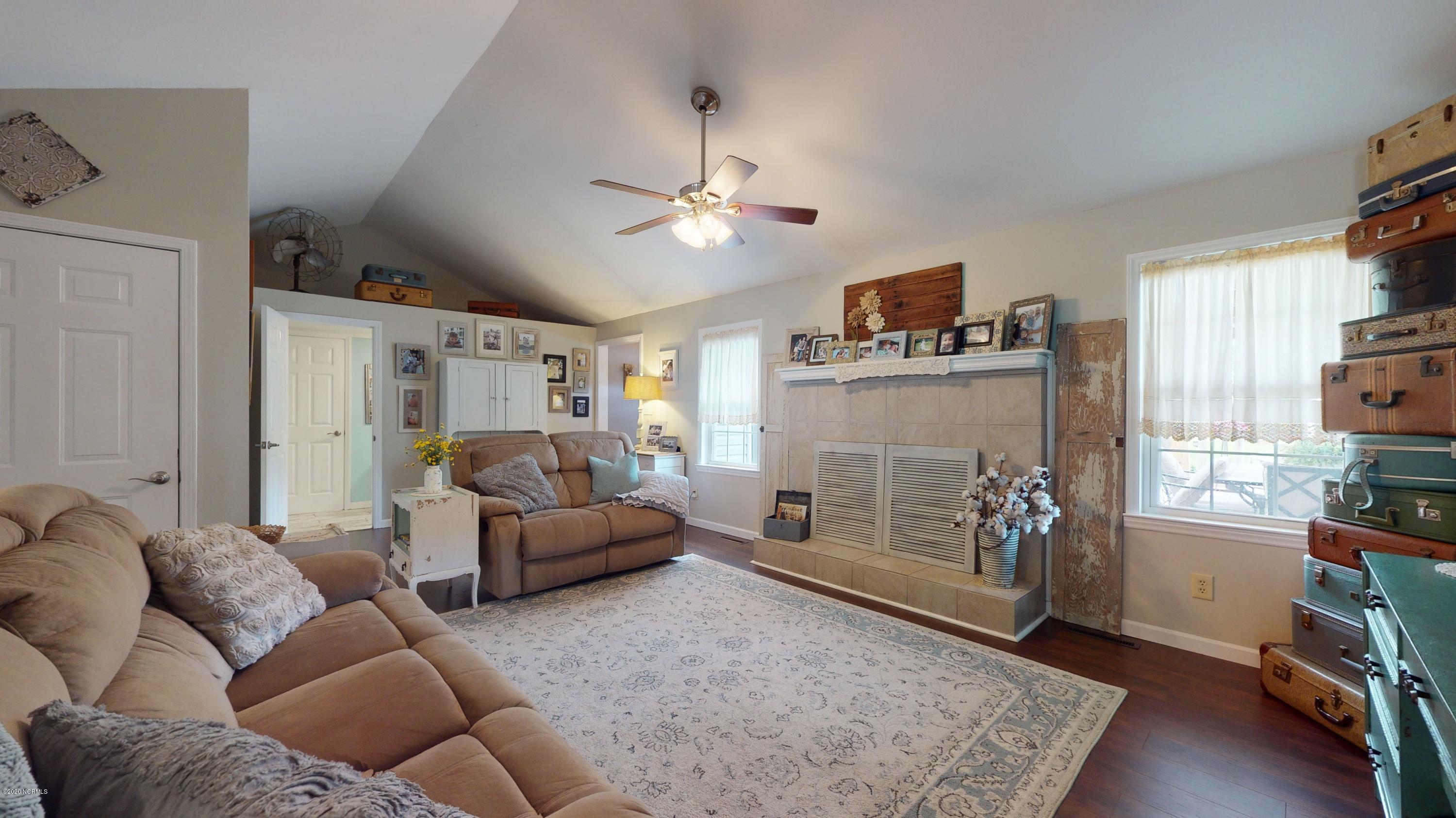 1263 Nine Foot Road Newport, NC 28570 - Photo 19 of 43 Living Room