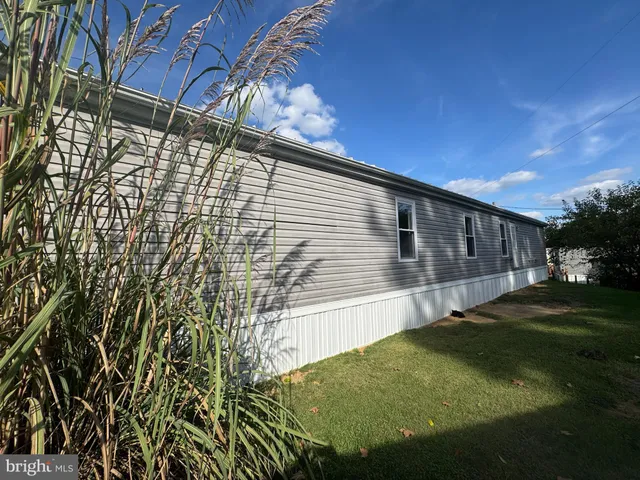 a view of backyard with a garden