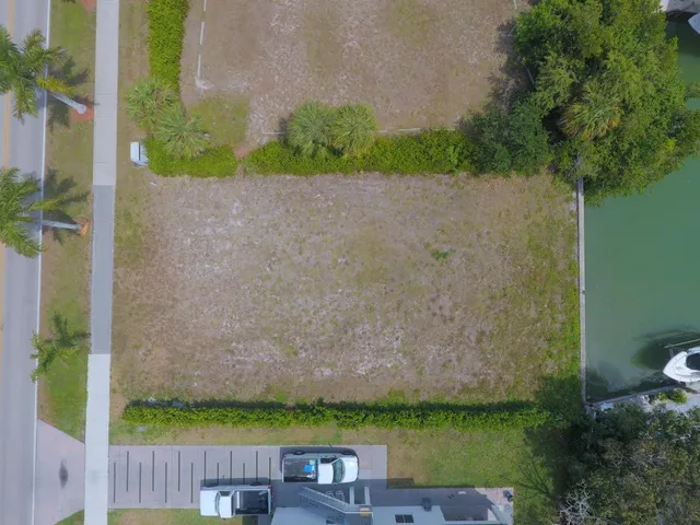 a view of a back yard