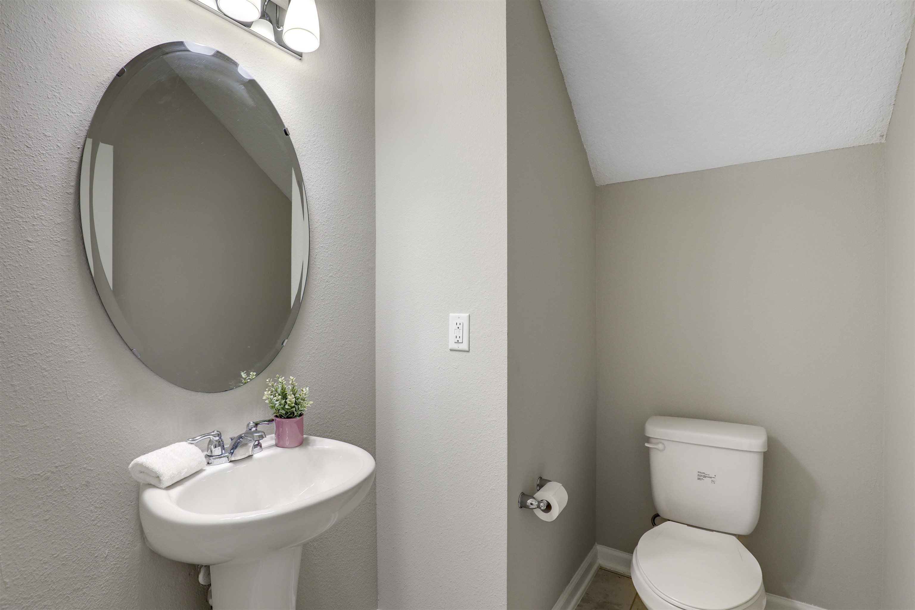 333 Bermudez Way St. Augustine, FL 32095 - Photo 18 of 62 a bathroom with a toilet sink and mirror