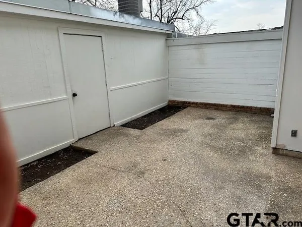 a view of a garage